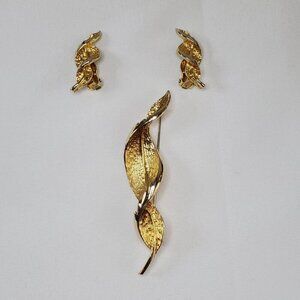 Vintage Coro Brushed Gold-Tone Leaf Brooch & Clip-On Earrings Jewelry Set